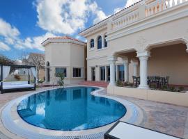Maison Privee - Palm Jumeirah Beach Front XL Villa with Private Pool, hotell i Dubai