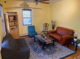 Close to NYC, Dream mall, and lots lots shopping., holiday rental in Teaneck