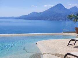 Villa Divina - APT Prima con piscina e vista lago, hotell i Castelletto di Brenzone