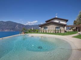 Villa Divina - APT Divina con piscina e vista lago, hotell i Castelletto di Brenzone