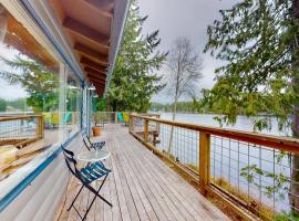 Lake Benson Rendezvous, holiday home in Grapeview
