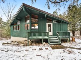 Petoskey Stone Lodge, villa in Bellaire