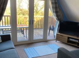 3 Bedroom Lodge with hot tub on lovely quiet holiday park in Cornwall，甘尼斯莱克的飯店