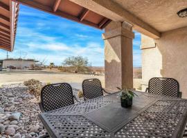 Great View House Hot Tub Fire Pit, holiday home in Twentynine Palms