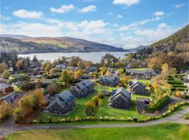 Mains of Taymouth Country Estate 5* Houses، كوخ في كينمور