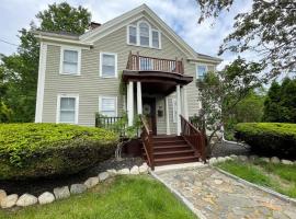 Large, Comfortable & Conveniently located Home, hotel in Danvers