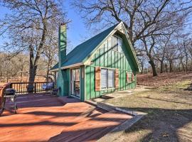 Lakefront Grove Cabin Near Fishing Dock and Pool, villa en Grove