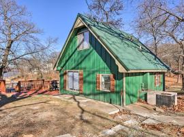 Shared Dock and Seasonal Pool Lakefront Grove Cabin, hotel i Grove