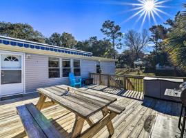 Atlantic Beach Home with Decks and Fire Pit, hotell i Atlantic Beach
