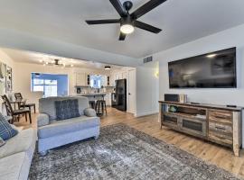 Downtown Gilbert Home with Fenced Yard and Fire Pit!, hotel con estacionamiento en Gilbert
