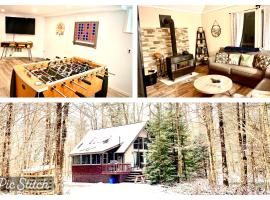 Bear Chalet close to ski slopes, 2 lake access & gameroom!, cabin in Camelot Forest