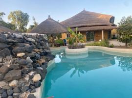 Villa avec piscine à Ndangane, cabaña o casa de campo en Ndangane