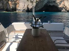 Motor yacht 45', ubytování na lodi v destinaci Aegina