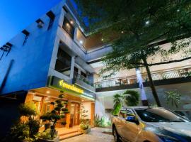 Madonna Hometel and Suites，Panabo的有停車位的飯店
