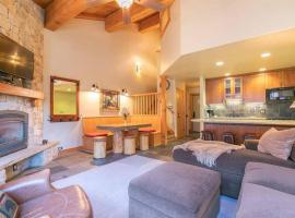 Cozy Northstar Village Condo Walk to Lifts 2 Full BA Excellent Location and Lots of New Snow: Truckee şehrinde bir daire