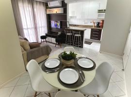 Apartamento central c/ Garagem e Wi-fi, hotel ramah hewan peliharaan di Criciuma