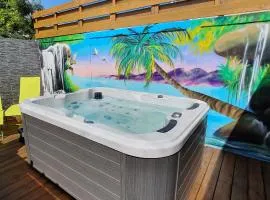 "Chez Claudia "charmant logement avec jacuzzi privatif en toute intimité sur belle terrasse extérieure en bois et piscine