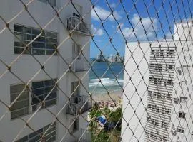 Ótima Kitnet pé na areia na praia de Pitangueiras c/ vista para o mar.