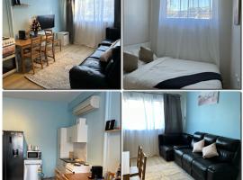 Comfortable 1 bedroom duplex close to everything: Budgewoi şehrinde bir otel