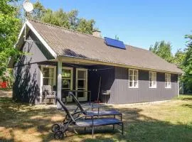 Cosy Home In Aakirkeby With 3 Bedrooms And Wifi