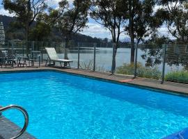 Anchorage Waterfront Retreat, hotel en Castle Forbes Bay