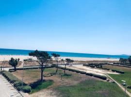 Sur la plage, vue sur mer, spacieux T3 au calme, hotel in Saint-Cyprien