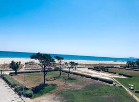 Sur la plage, vue sur mer, spacieux T3 au calme – hotel w mieście Saint-Cyprien