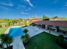 Large House near Marciac & Heated Salt Water Pool, hotel a Plaisance