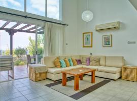 Joya Cyp Strawberry Garden Apartment, וילה בSaint Amvrosios