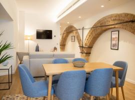 nQn Aparts & Suites Sevilla, hotel with parking in Seville