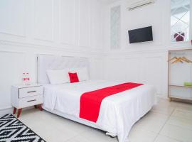 RedDoorz Syariah at Aura Homestay, מלון בPonorogo