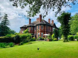 Hillthorpe Manor by Maison Parfaite - Large Country House with Hot Tub, hotel murah di Pontefract