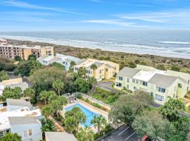 Oceanfront condo with pool, grill, central AC, washer/dryer, & snowbird friendly, hotel v destinácii St. Augustine