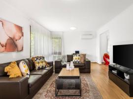 Spacious 4 bedroom Geelong Home، فندق في Belmont