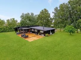Gorgeous Home In Væggerløse With 4 Bedrooms And Wifi