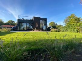 GREEN VILLA in bester Lage - Dachterrasse mit Meerblick - großer eingezäunter Garten - kinderfreundlich - Hunde inklusive - 4 Sterne Resort - direkt am Strand - Pool inklusive, strandleiga í Hulshorst