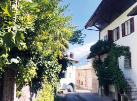 Cirillo Guesthouse, hotel with parking in Cortaccia