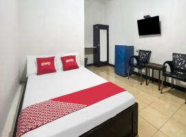 OYO 92060 We Bro Kost, hotel with parking in Kupang