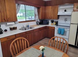 The North Escape Cozy 3 bedroom house Great location, cottage in Sault Ste. Marie