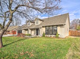 Immaculate Woodland View Retreat with Hot Tub, hotel v destinaci Tulsa
