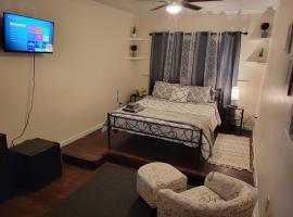 Large Spacious Bedroom with Private Entrance Females Only, hotel met parkeren in Westwego