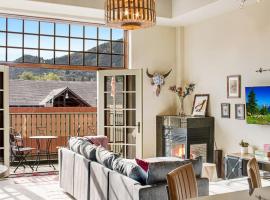 The Owl's Nest @ Manitou: Mtn Views on Main Street, self catering accommodation in Manitou Springs