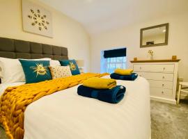 Rustic Retreats Jacks Cottage with Hot Tub & Alpaca Walking Experiences, hotel in Matlock