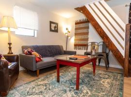 Cozy & Comfy Cottage in the City - w parking, hotel in Pittsburgh