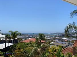 Cheerful/family friendly home with water views, feriebolig i Shellharbour