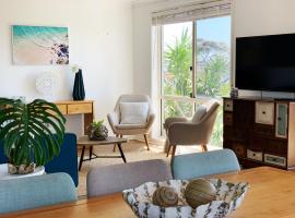 Cheerful/family friendly home with water views, hôtel à Shellharbour