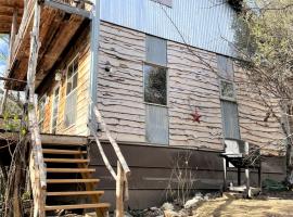 The Cedar House at Creekside Camp & Cabins, hotel v destinaci Marble Falls