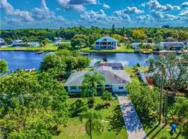 Blue Heron House, Private 4 BR Waterfront w Heated Pool and Fire Pit, villa in Ruskin