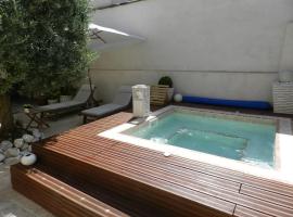 Le Maset des Aires avec vue sur le Luberon et son jacuzzi extérieur disponible de juin à mi-septembre, ξενοδοχείο σε Maubec