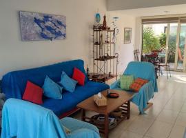 Searenity Seafront house - 50m from the beach, cottage in Larnaca